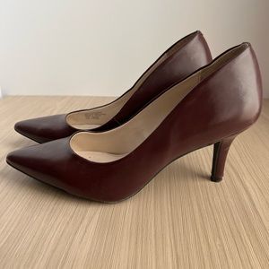 Low stiletto heeled pointed burgundy pumps size 10